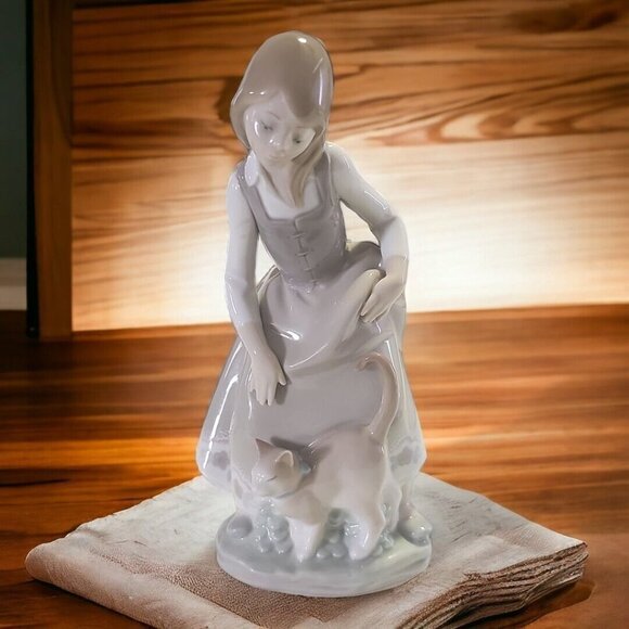 Lladro Other - Lladro Spain Porcelain Figurine 1180 Girl With Cat